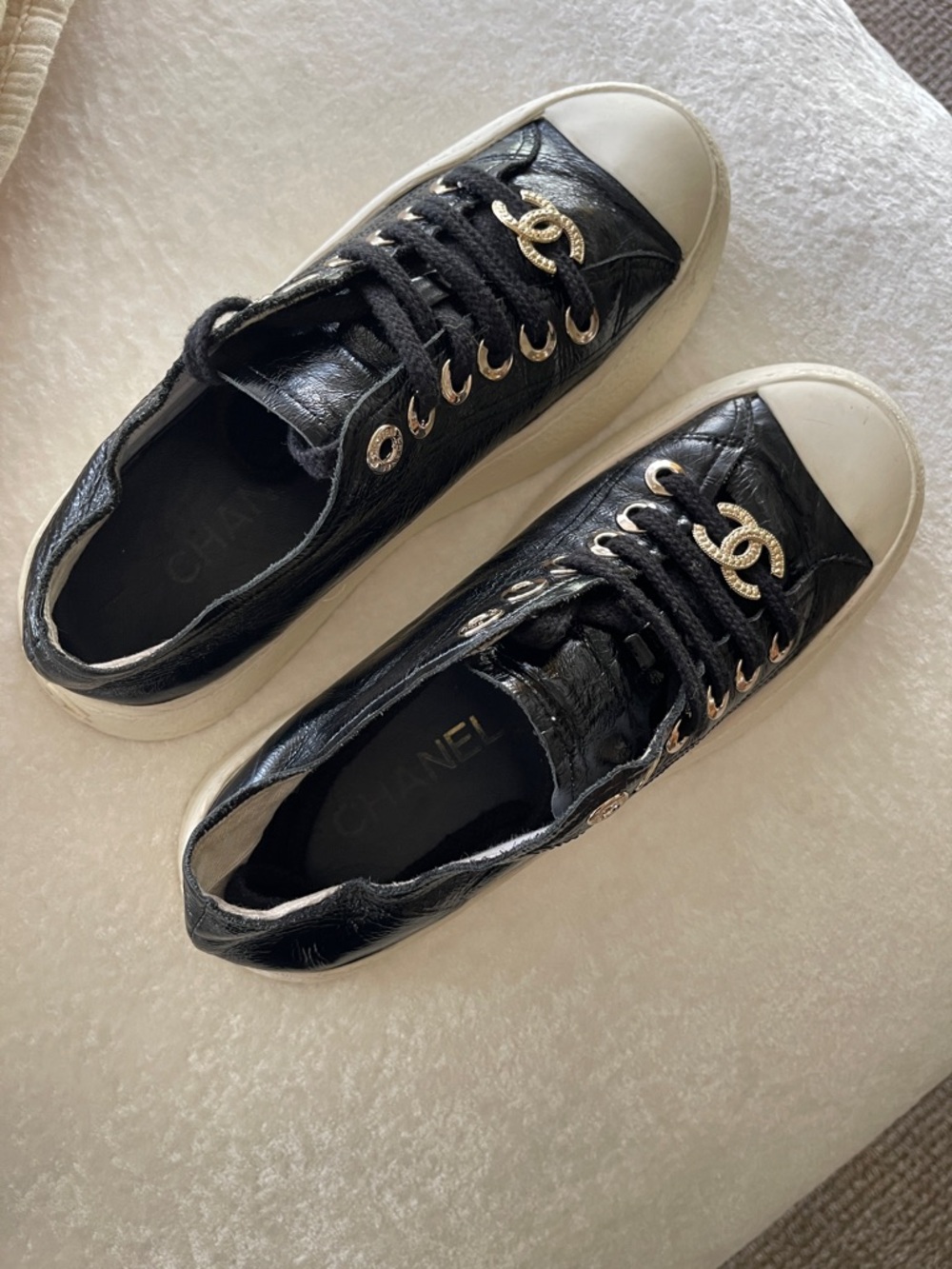 Chanel Interlocking CC Logo
Patent Leather Sneakers 37 C - Picture 4 of 6